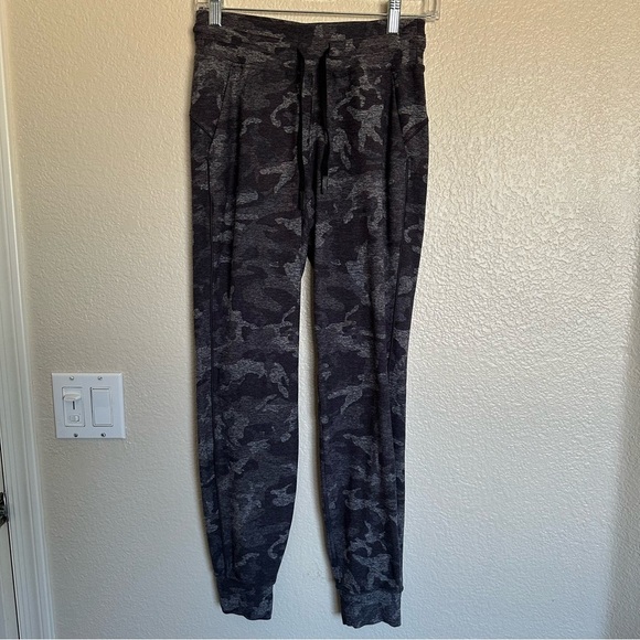 lululemon Ready to Rulu Pant DESIGNED FOR ON THE MOVE Camouflage Joggers Size 4 - Picture 3 of 14